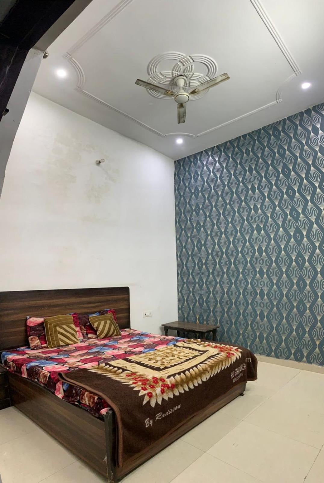 Hotel Indira Palace Vrindāvan Exteriör bild