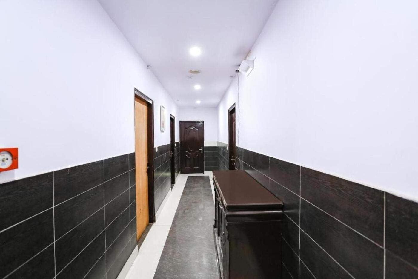 Hotel Indira Palace Vrindāvan Exteriör bild