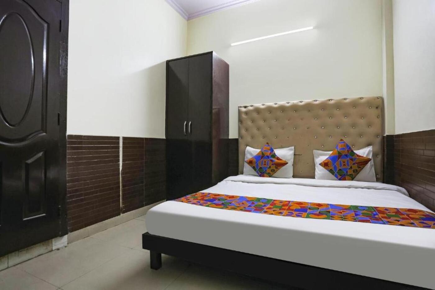 Hotel Indira Palace Vrindāvan Exteriör bild